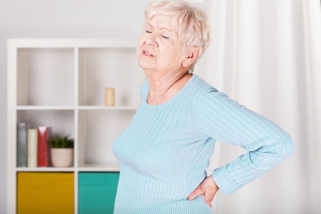 біль в попереку у жінки може бути причиною остеохондрозу