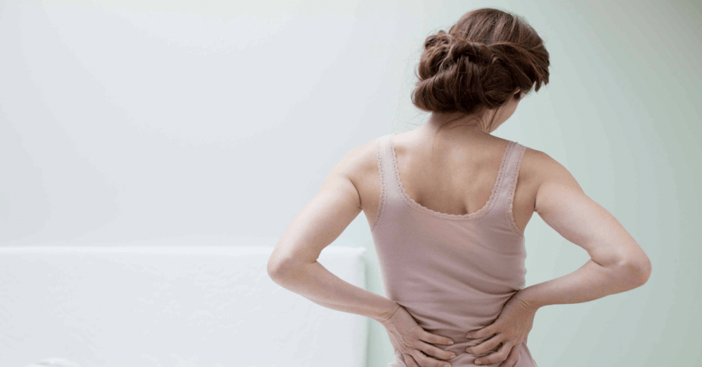Біль у спині у жінки