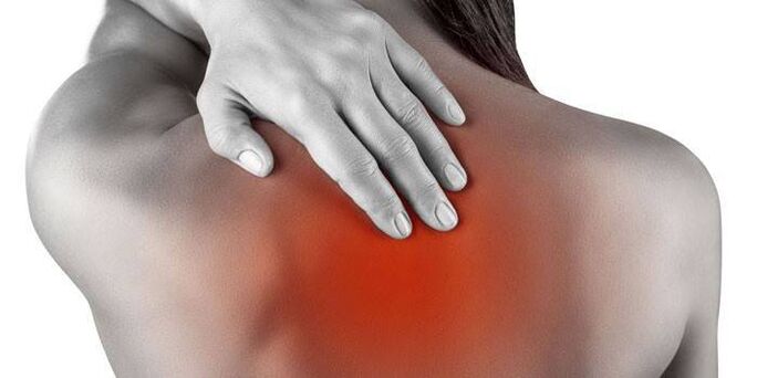 біль в спині при грудному остеохондрозі
