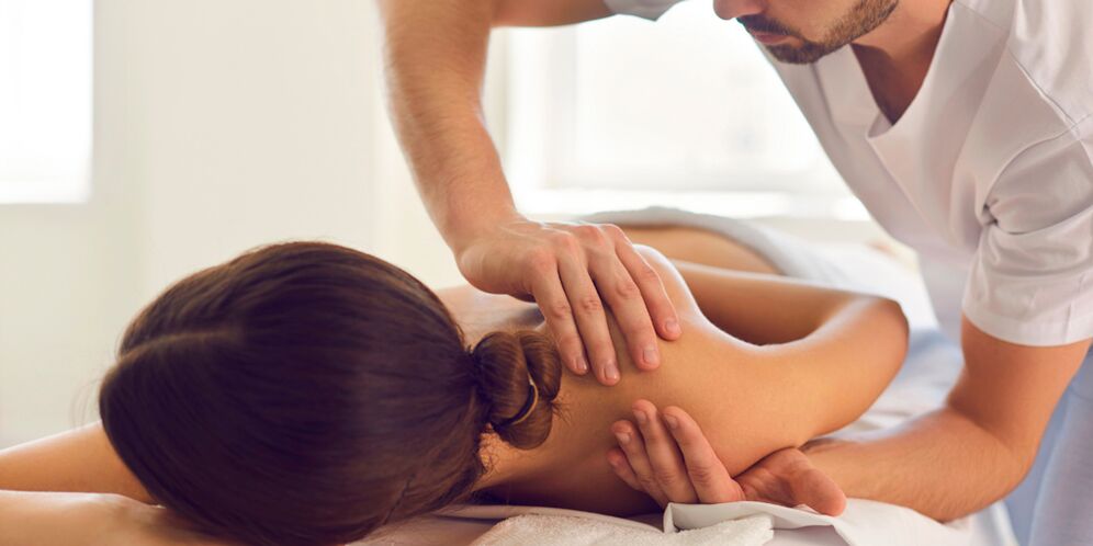 Один з ефективних методів лікування артрозу плечового суглоба – масаж. 