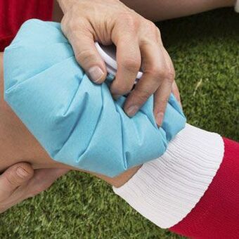 Холод допоможе полегшити біль у колінному суглобі після травми