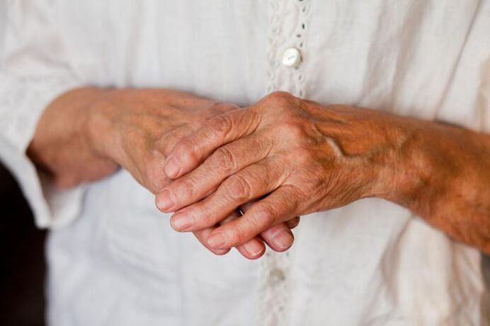 Біль у суглобах рук часто турбує людей похилого віку