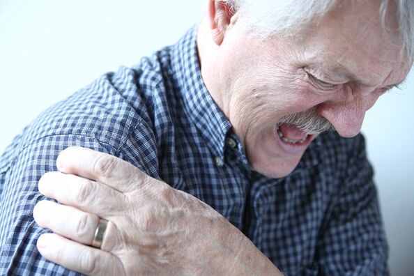 Біль у плечі у літнього чоловіка з діагнозом артроз плечового суглоба